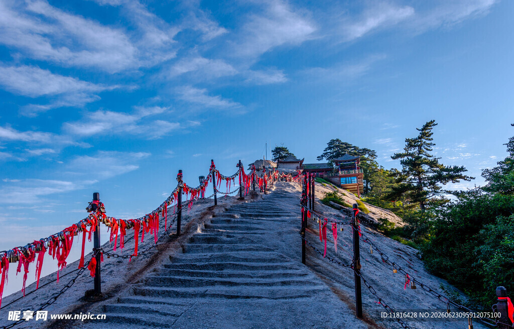 山间栈道美景