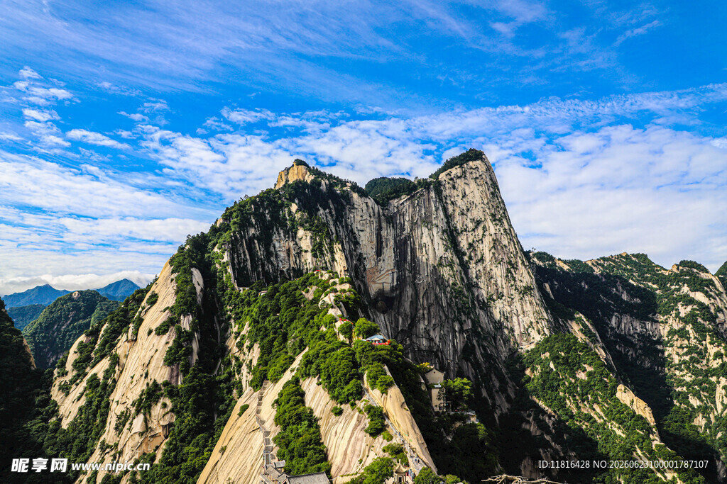 巍峨险峻的壮丽山峰景观