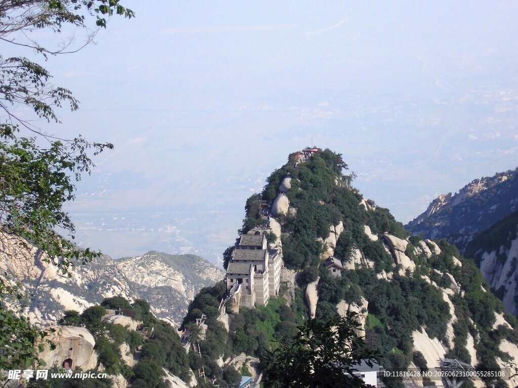 巍峨险峻的壮丽山峰景观
