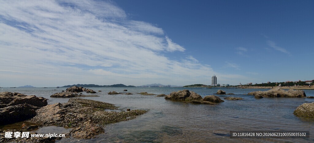 海边风景远处灯塔屹立
