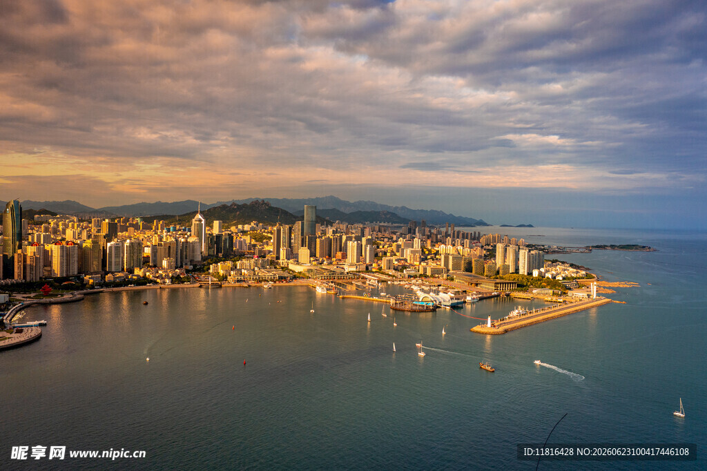 海滨城市壮丽天际线景观