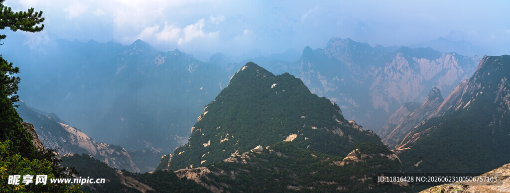 壮丽山峦云雾缭绕景观