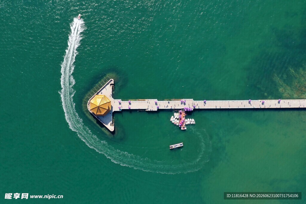海上码头船只鸟瞰美景
