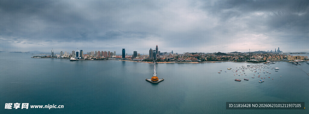 宁静湖面中的城市风景