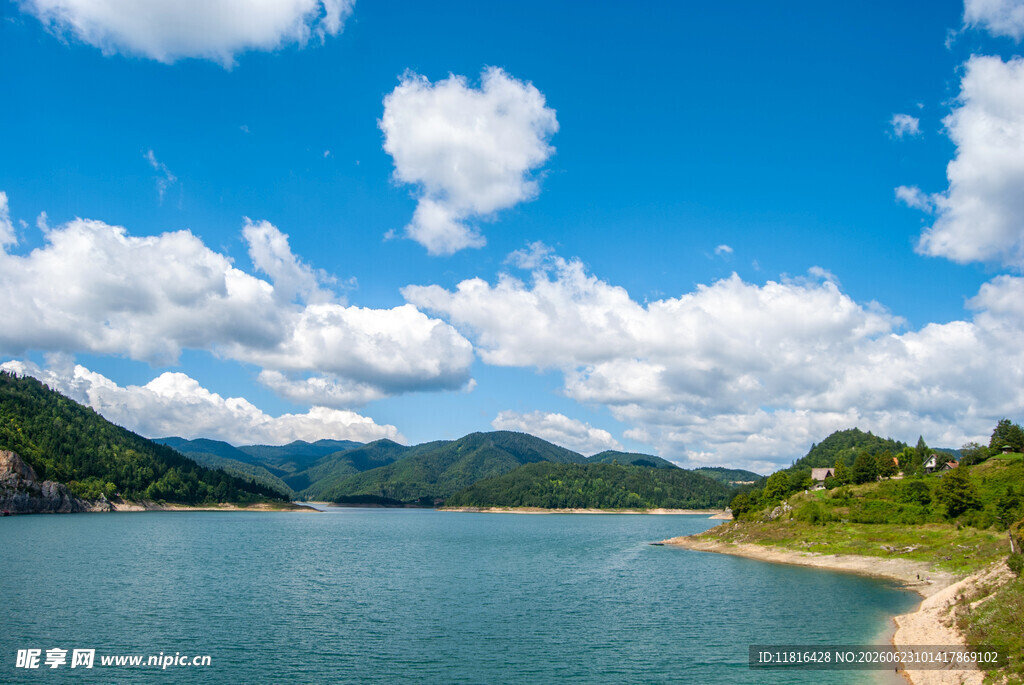 湖畔青山蓝天美景如画