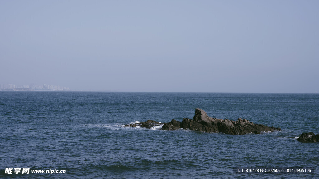 海边礁石辽阔海洋景致
