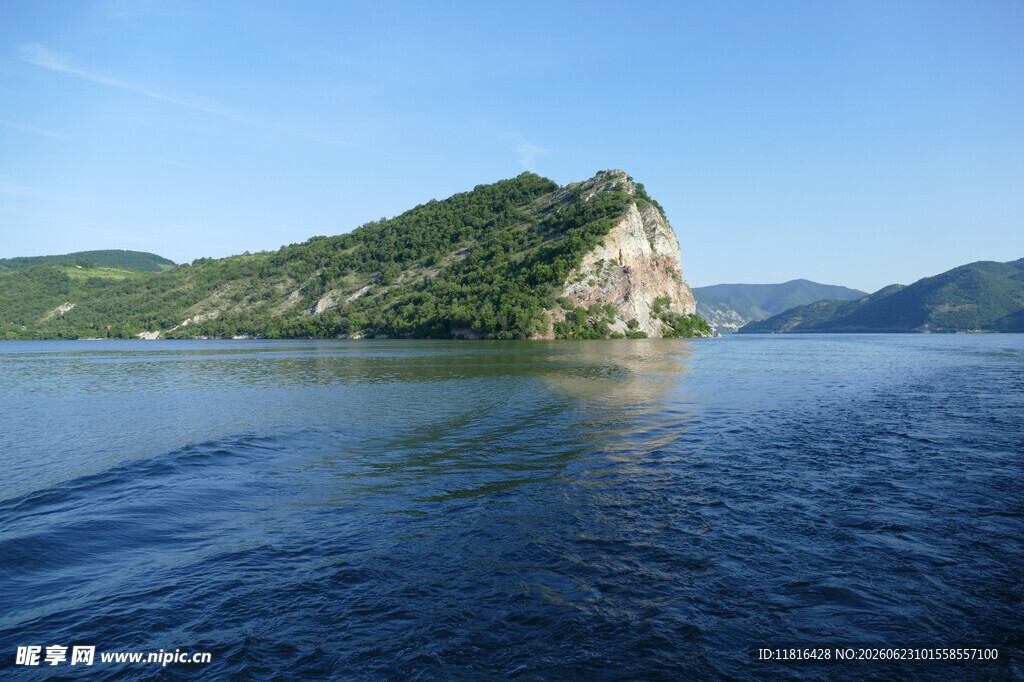 湖中山峦美景