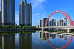 城市河畔摩天轮美丽景致