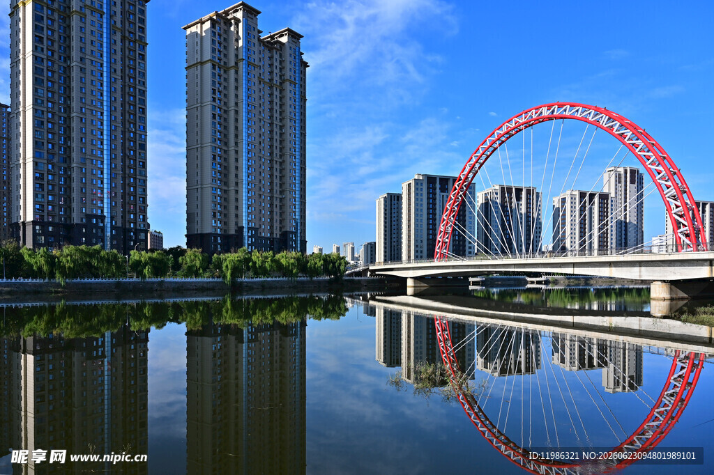 城市河畔摩天轮美丽景致