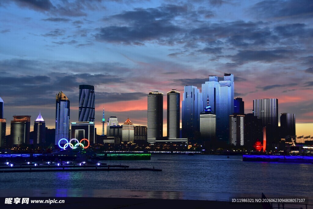 城市河畔璀璨夜景
