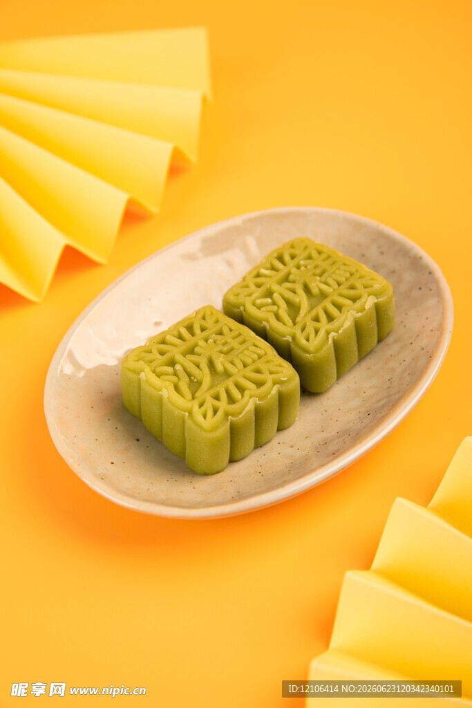 绿豆沙糕点摆放在盘中