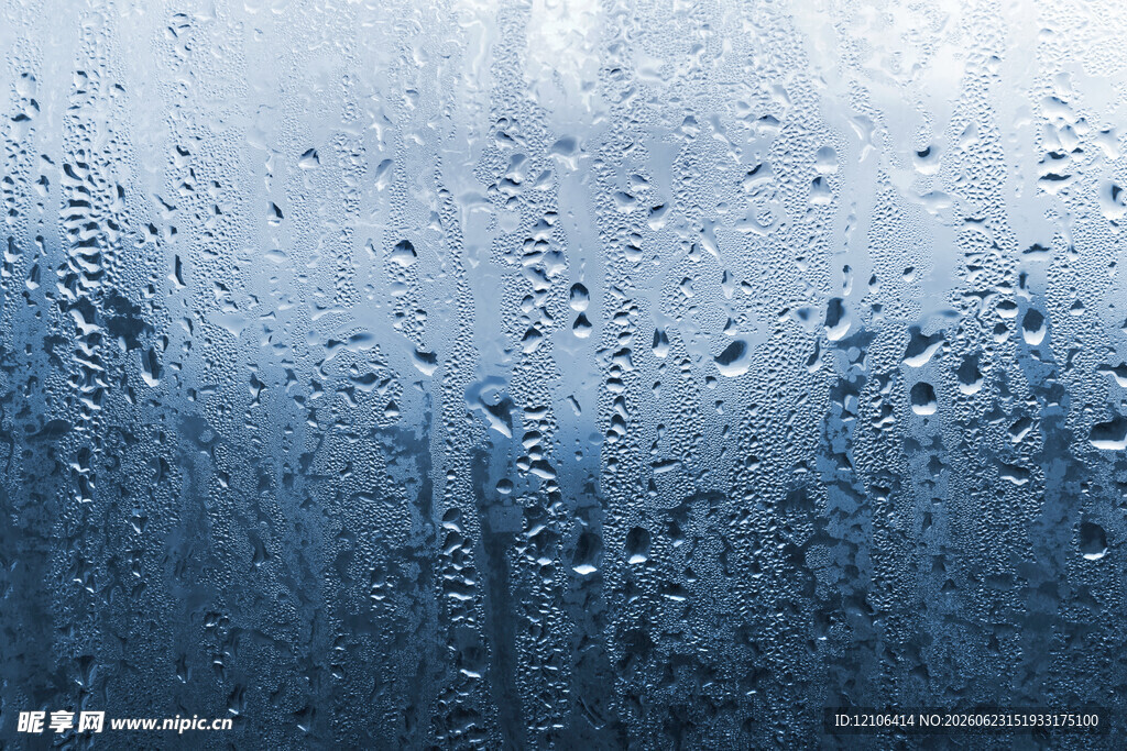 玻璃上的晶莹雨滴