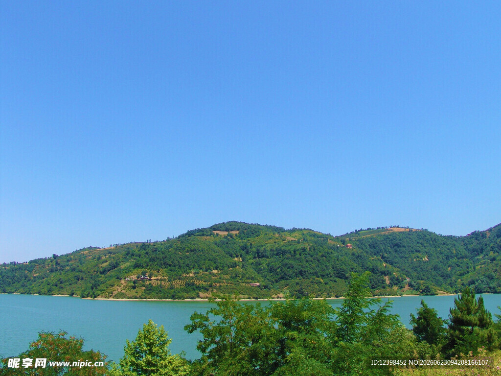 青山绿水间的秀丽湖景