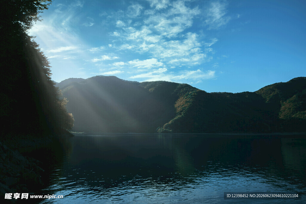 山间湖景