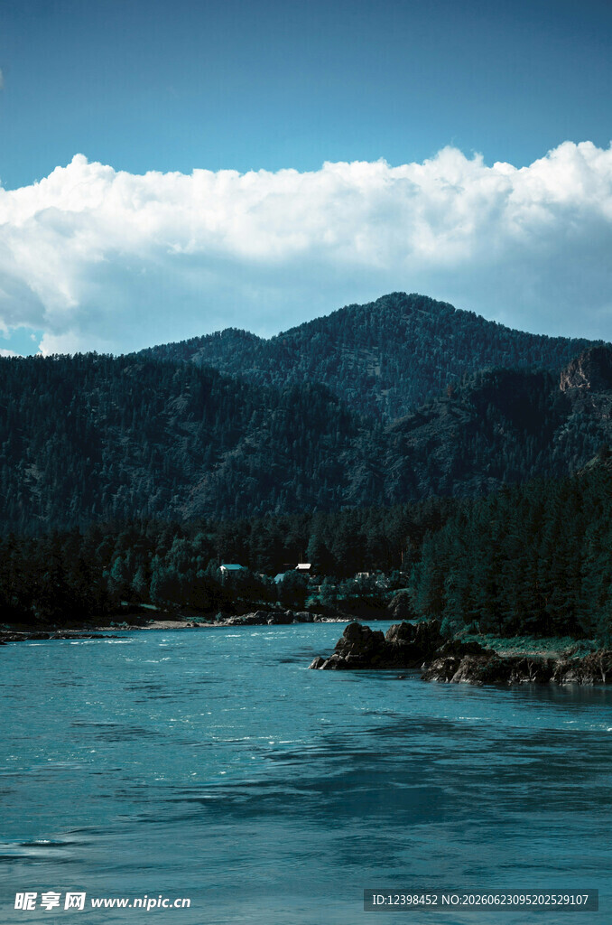 山水相依的静谧自然景观