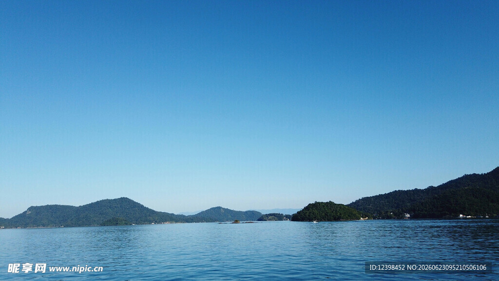 宁静湖景与远山