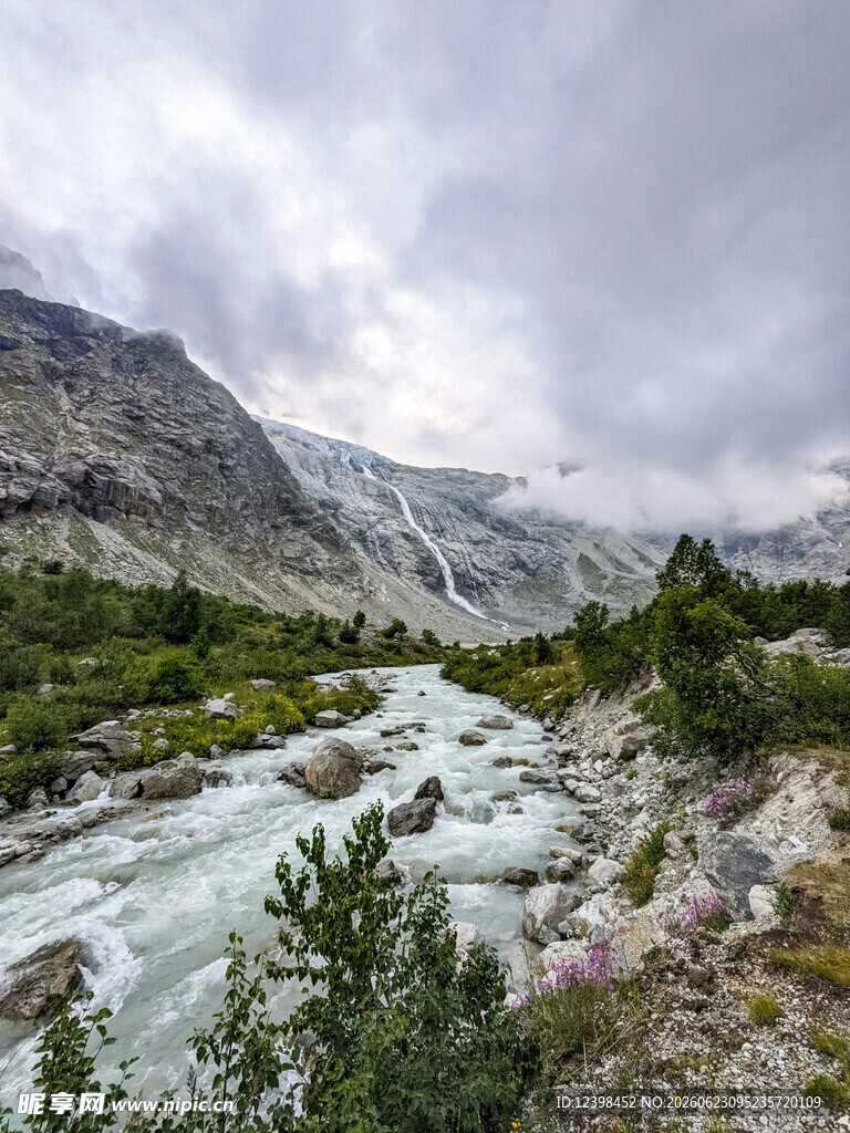 山间湍急溪流与葱郁植被