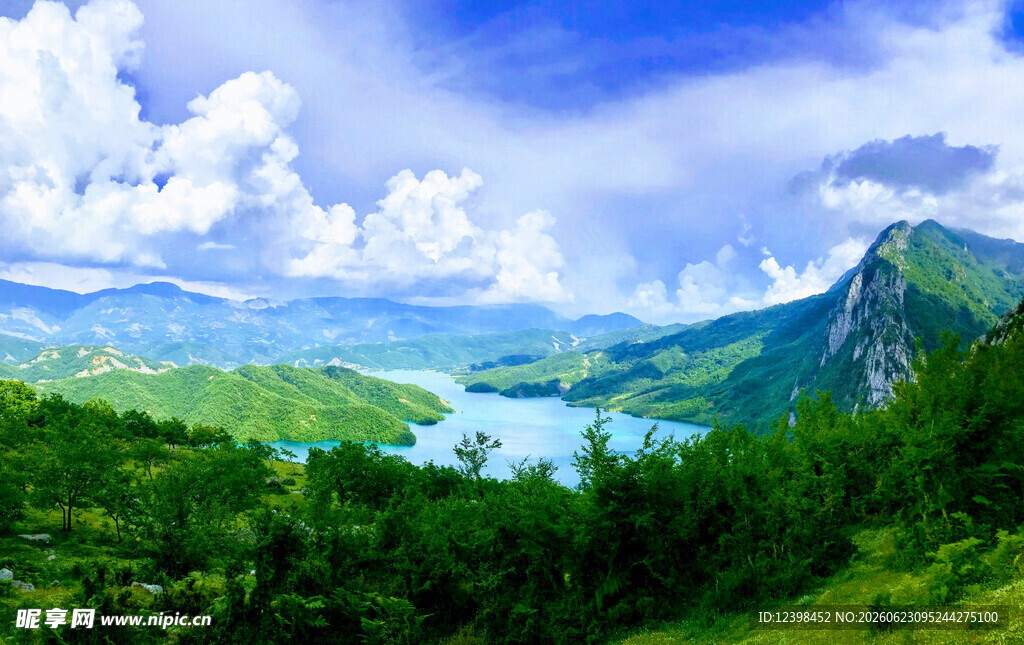 青山绿水间的秀丽湖景