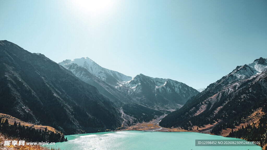 高山湖畔美景