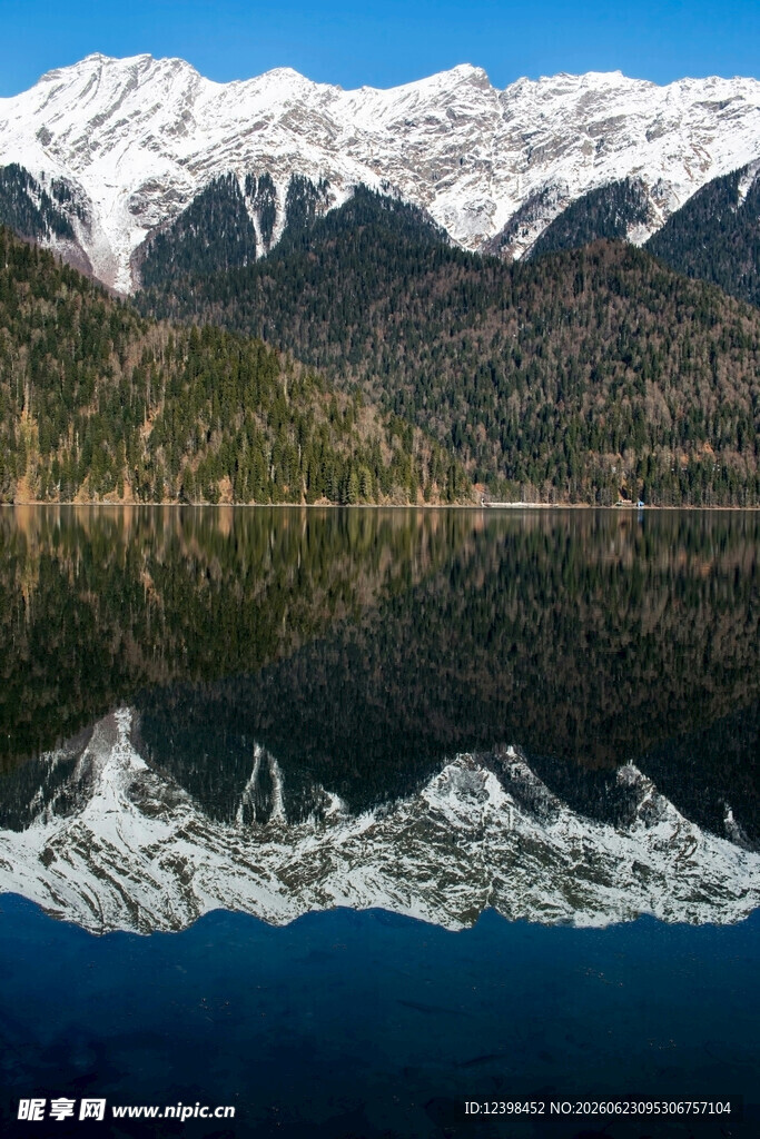 雪山湖泊的绝美倒影