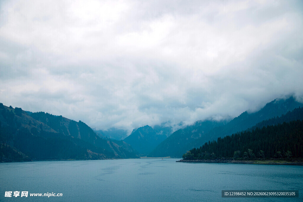 云雾缭绕的山水湖景