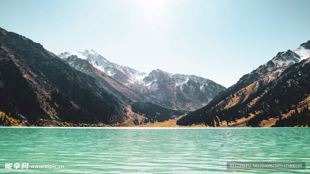 碧绿湖水与巍峨雪山美景