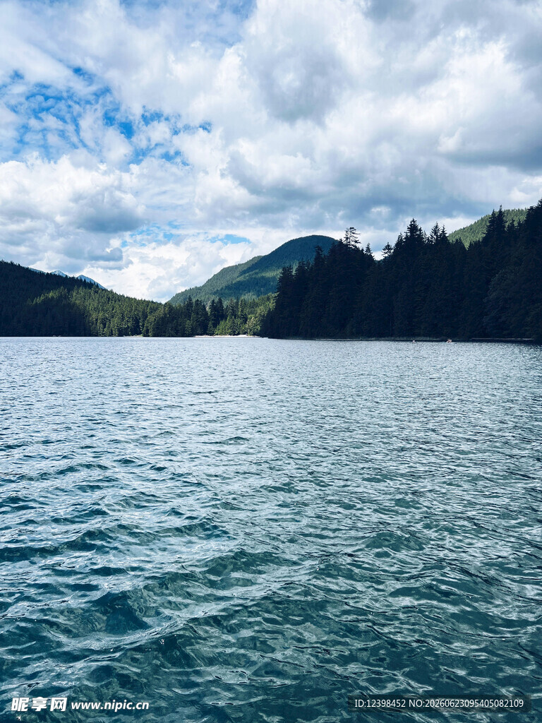 宁静湖泊与远处山峦美景