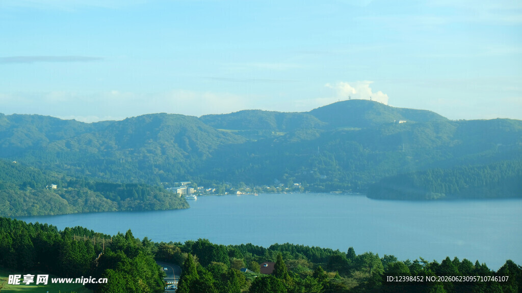 湖畔青山美景
