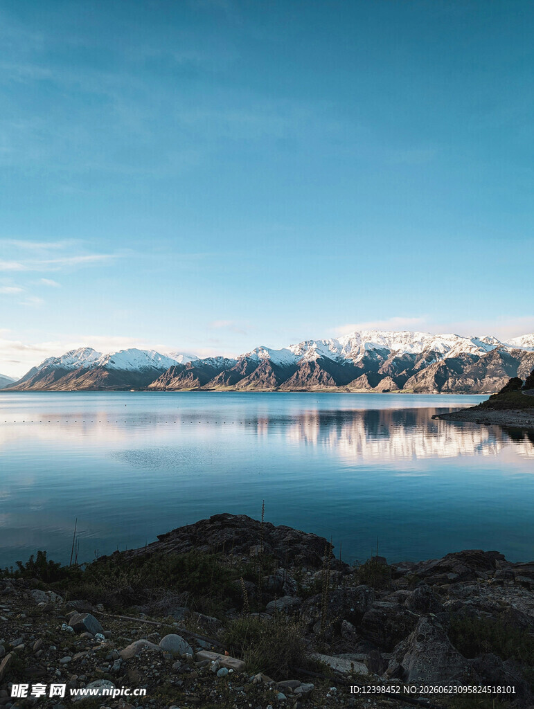 宁静湖景与远处山峦倒影