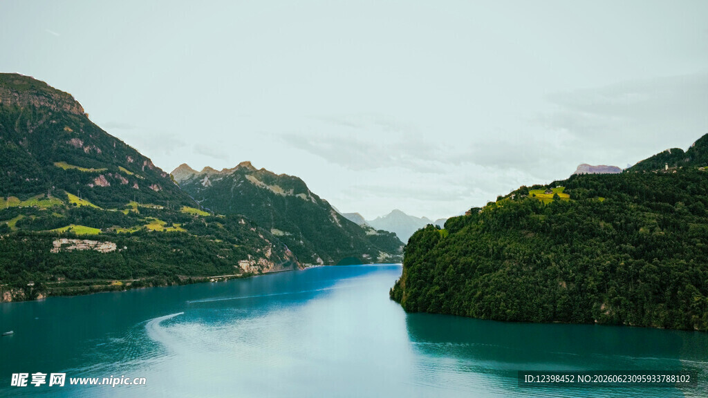 青山碧水间的秀丽江河景色