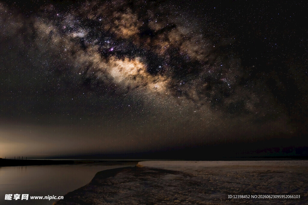 星空下的静谧湖边夜景