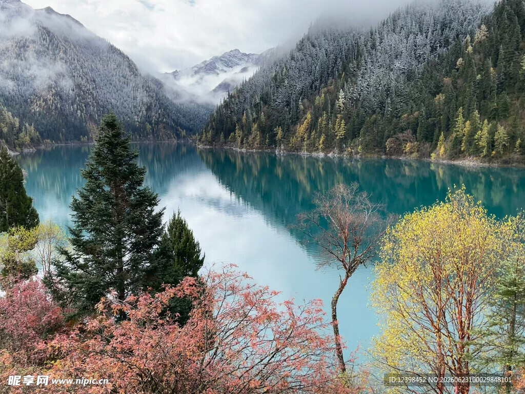 湖光山色间的多彩自然美景