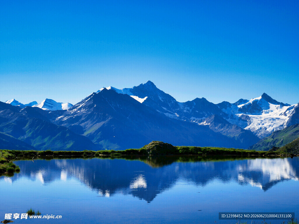 宁静湖映巍峨雪山美景