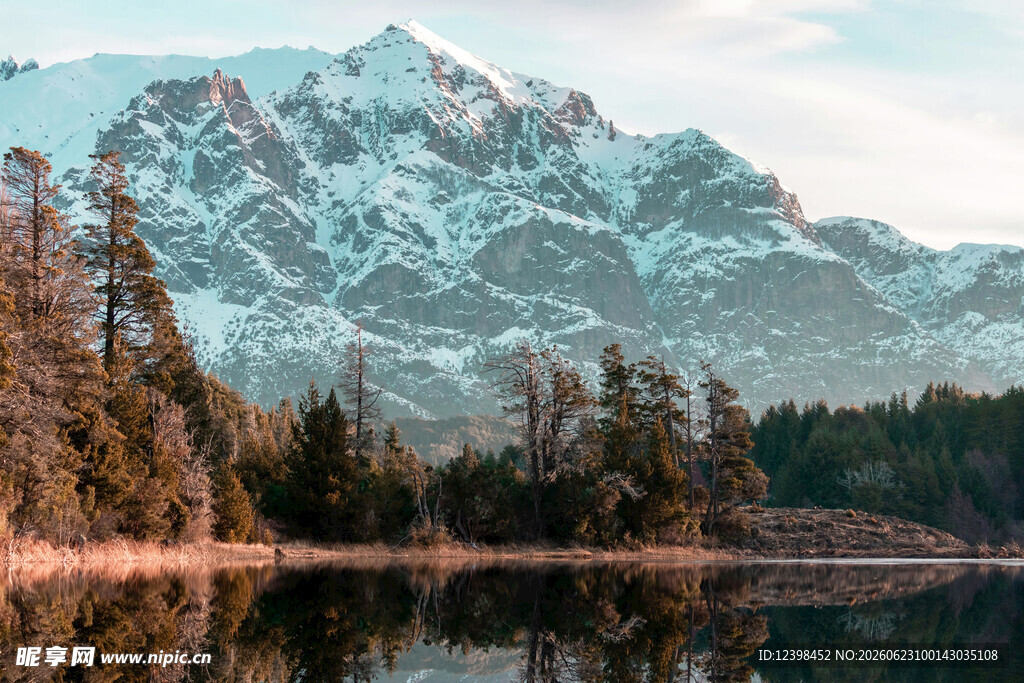 雪山湖畔美景
