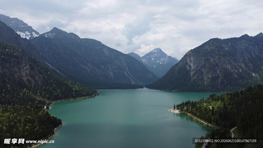高山环抱的碧绿湖泊