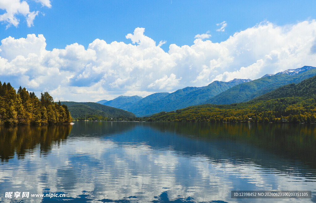 宁静湖景与远山蓝天倒影