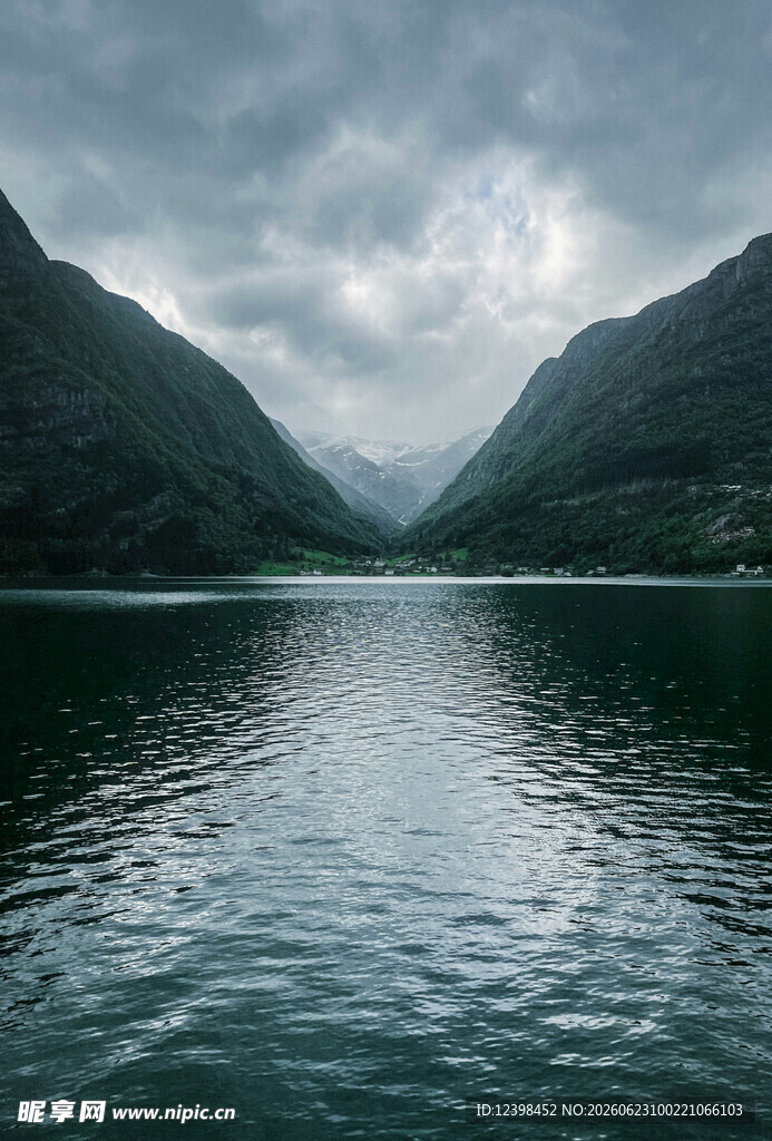 宁静山水间的湖景风光