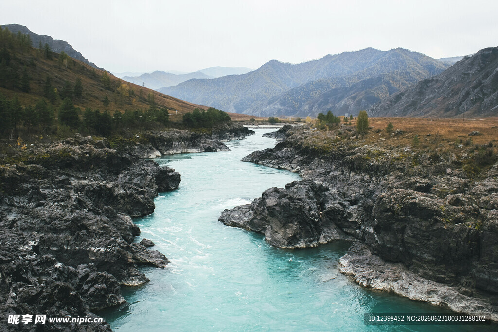 山间碧河