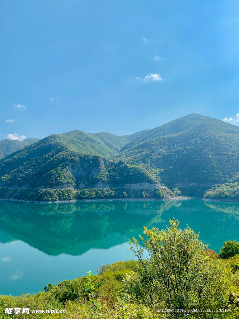 青山环绕的碧绿湖泊