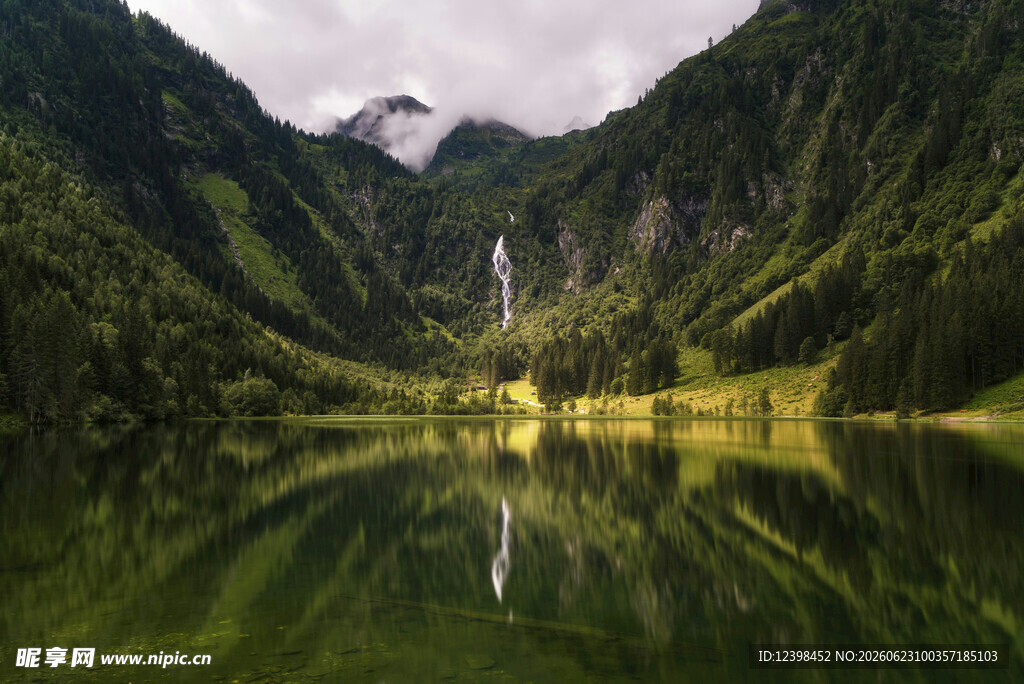 山间静谧湖景