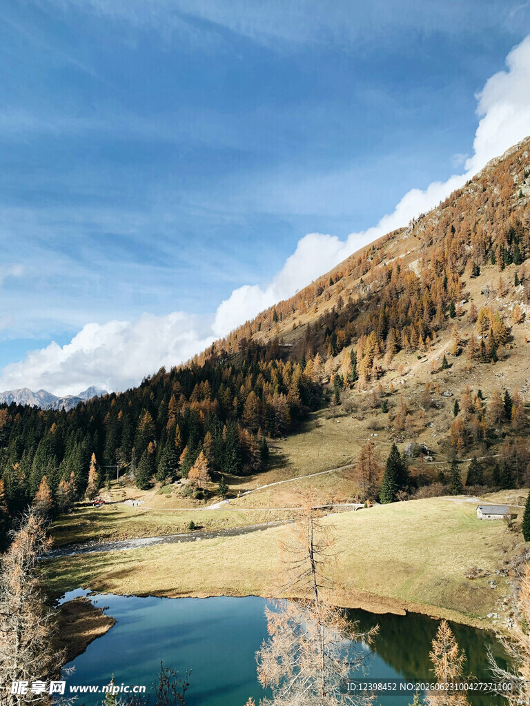 山间湖畔美景