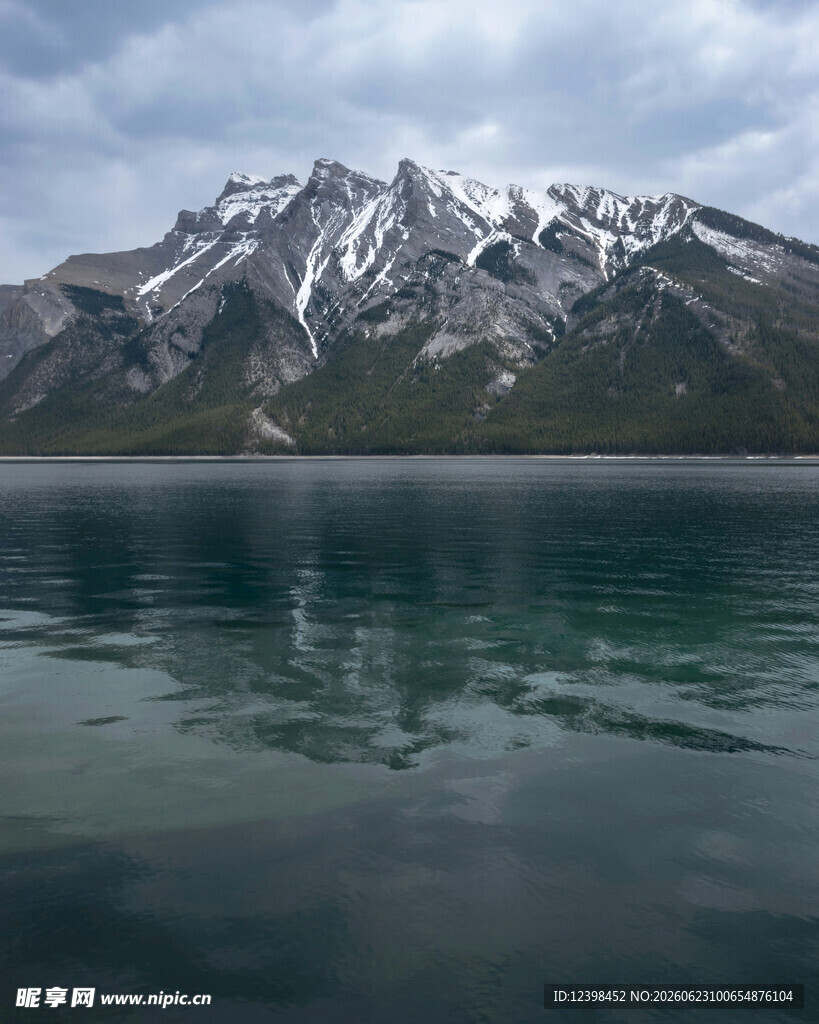 雪山下的宁静湖水