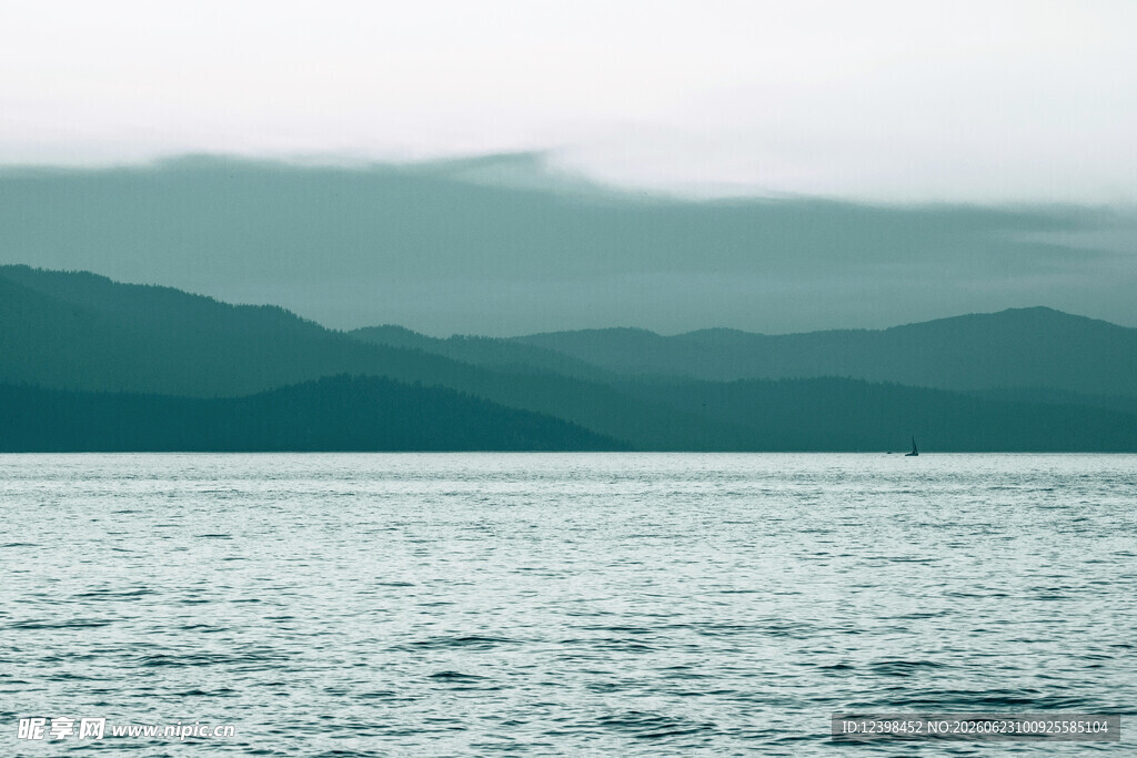 宁静湖景与远处山峦