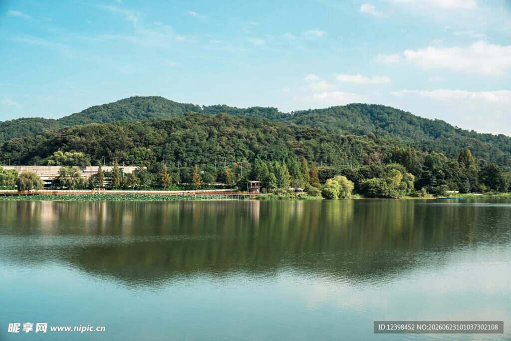 宁静山水湖景风光图
