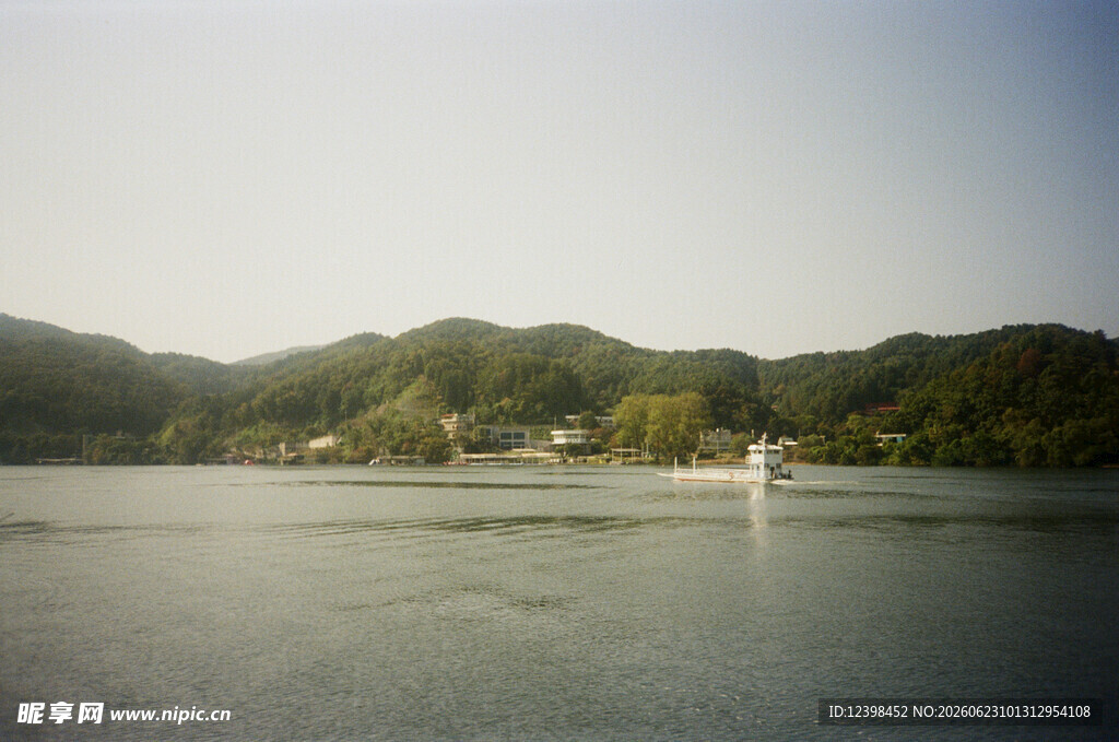 宁静湖畔青山与孤舟