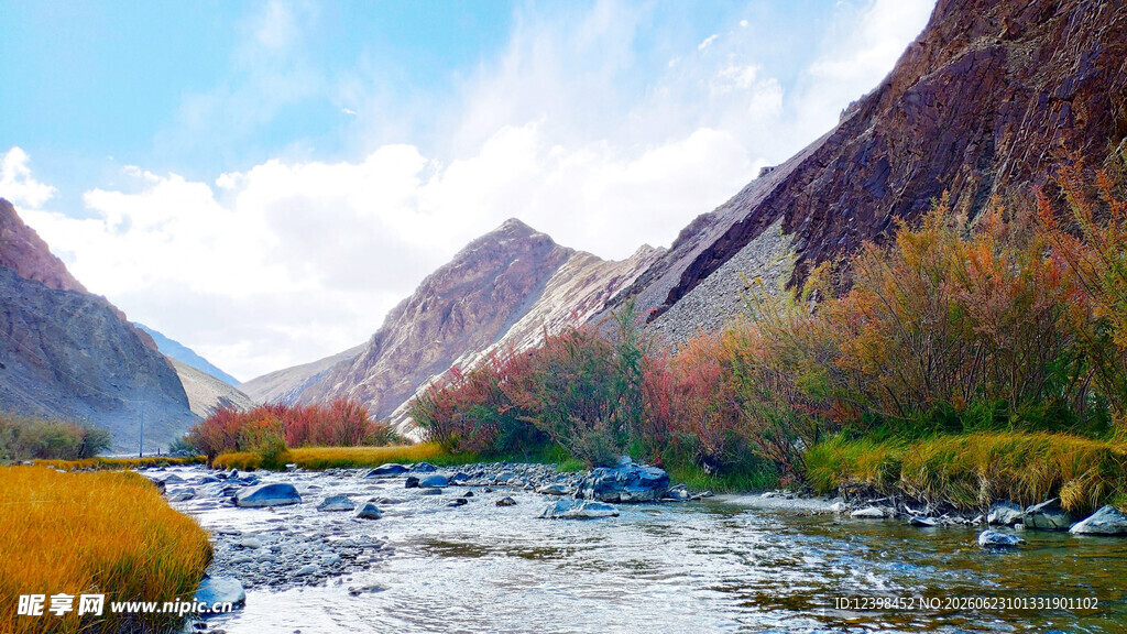 秋日山间河流美丽景致