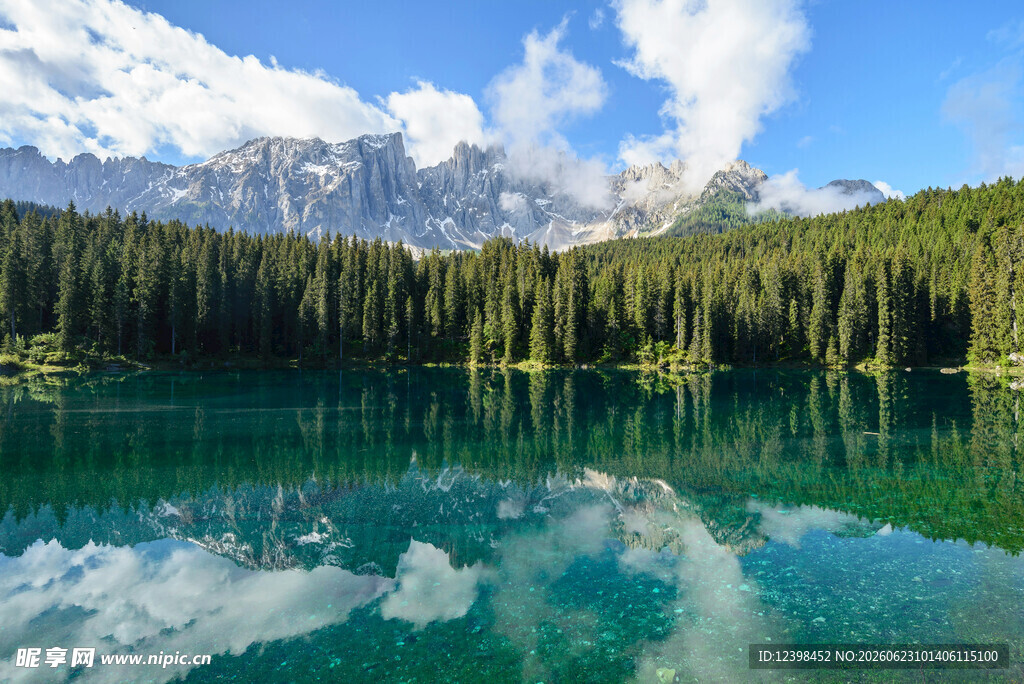 高山湖泊美景