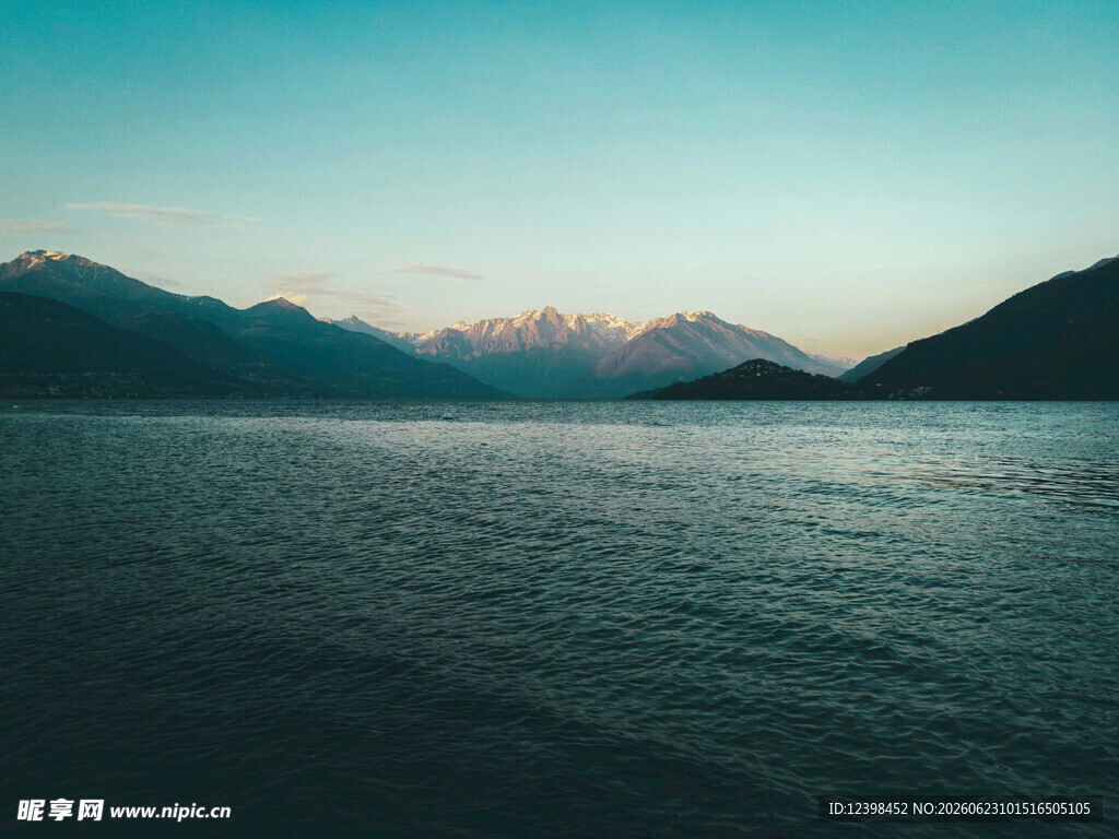 宁静湖景与远处朦胧山峦