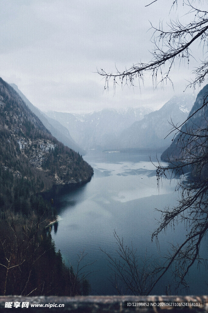 山间静谧湖泊风景