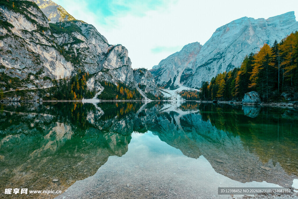 山间静谧湖景